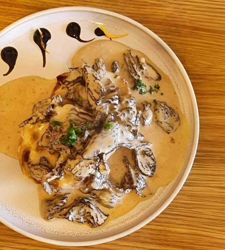 Le mariage parfait du pain, de la crème et des morilles